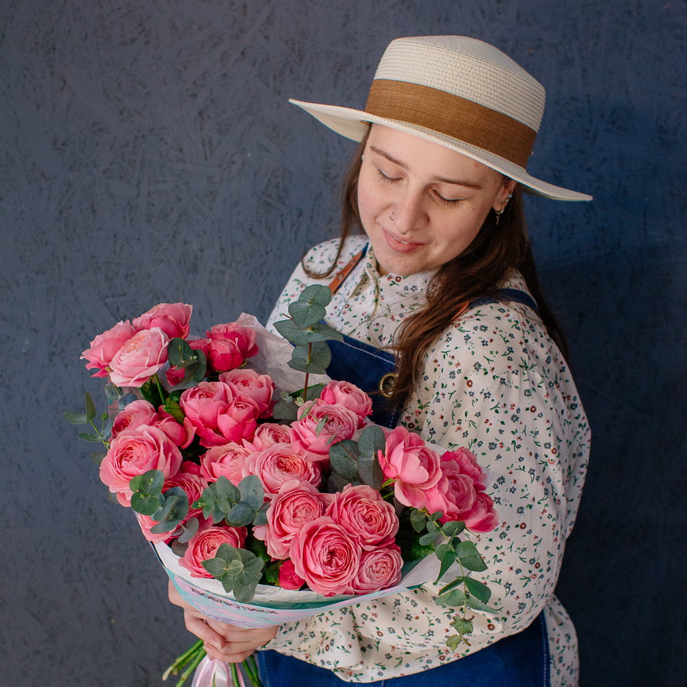 140. Вау-букет из кустовой пионовидной розы