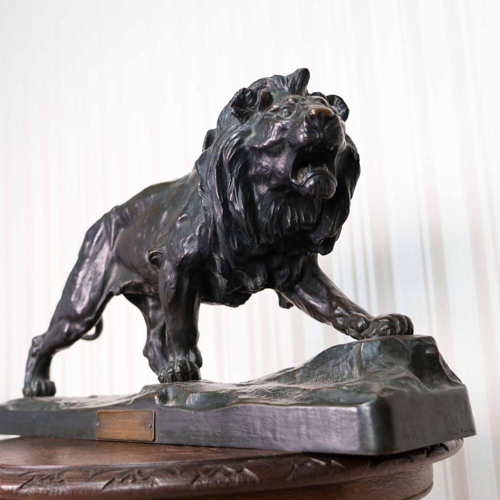 Кабинетная скульптура «Идущий лев»