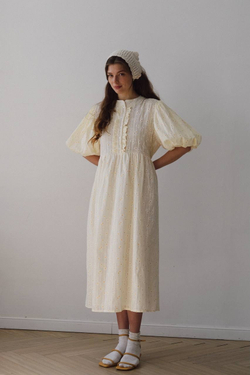 Платье с жабо и рукавами-фонариками из ажурного хлопка "Ромашки на бледно-желтом"