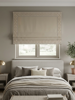 Римская штора Aisa арт. Lux blackout col. 03 с декоративным бордюром Nope Pampas-007 и карнизом