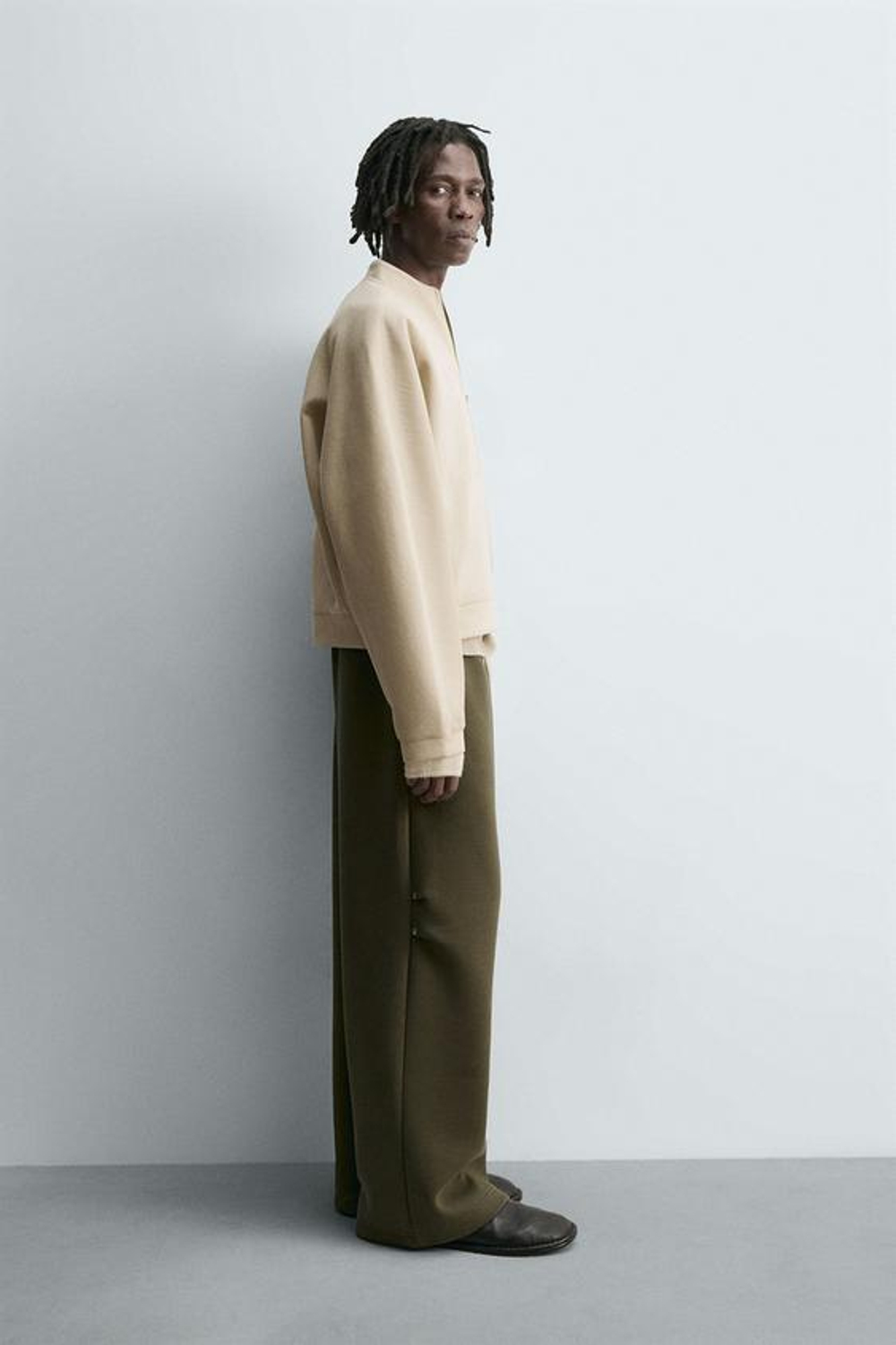 ZARA ШИРОКИЕ БРЮКИ ИЗ НЕОПРЕНА С ЗАКЛЕПКАМИ, ОЛИВКОВЫЙ