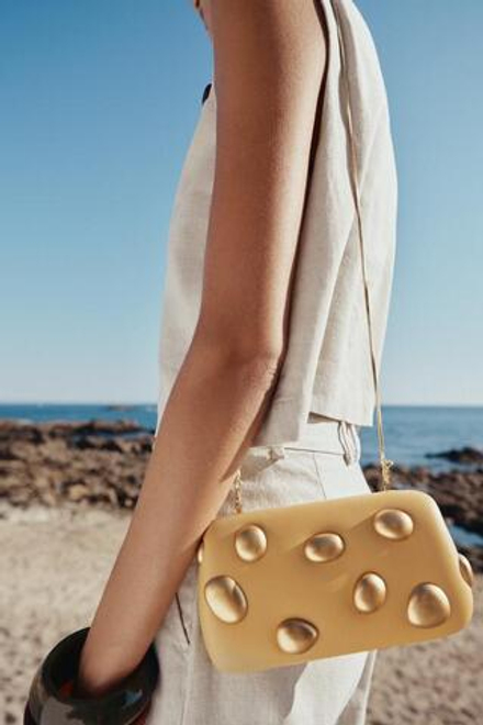 ZARA КЛАТЧ С МЕТАЛЛИЧЕСКИМИ АППЛИКАЦИЯМИ, ГОРЧИЧНЫЙ
