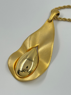 Крупный кулон на длинной цепи