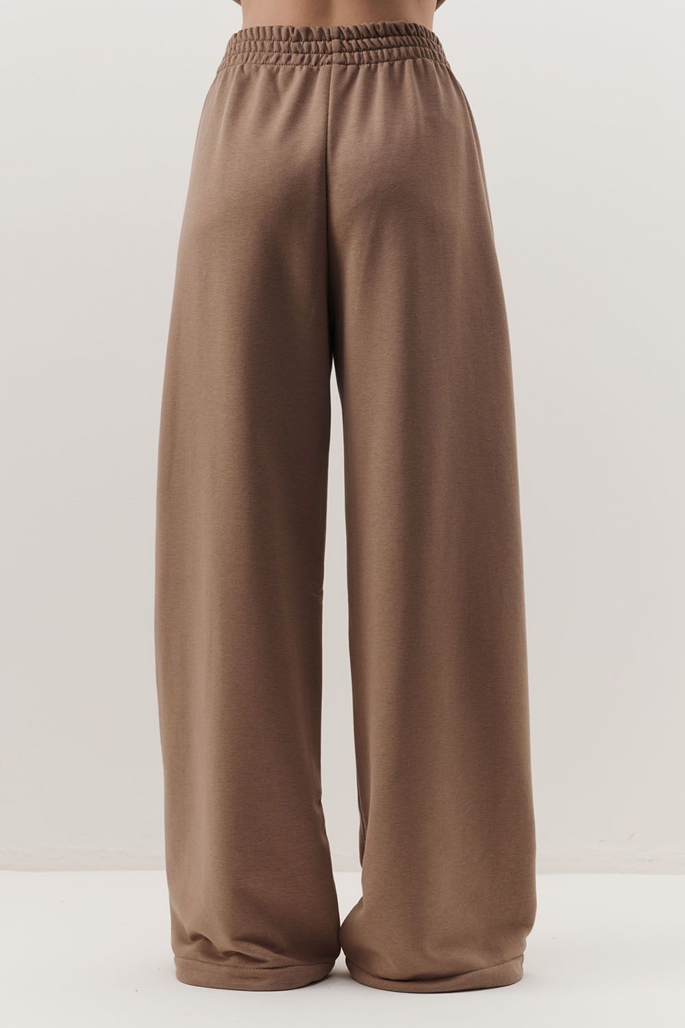 Широкие джоггеры без начеса с утяжкой цвета капучино