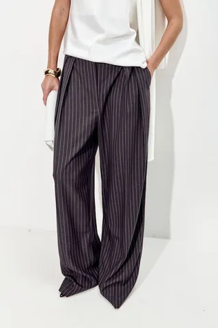 Брюки палаццо свободные с защипами темно-серого цвета в полоску