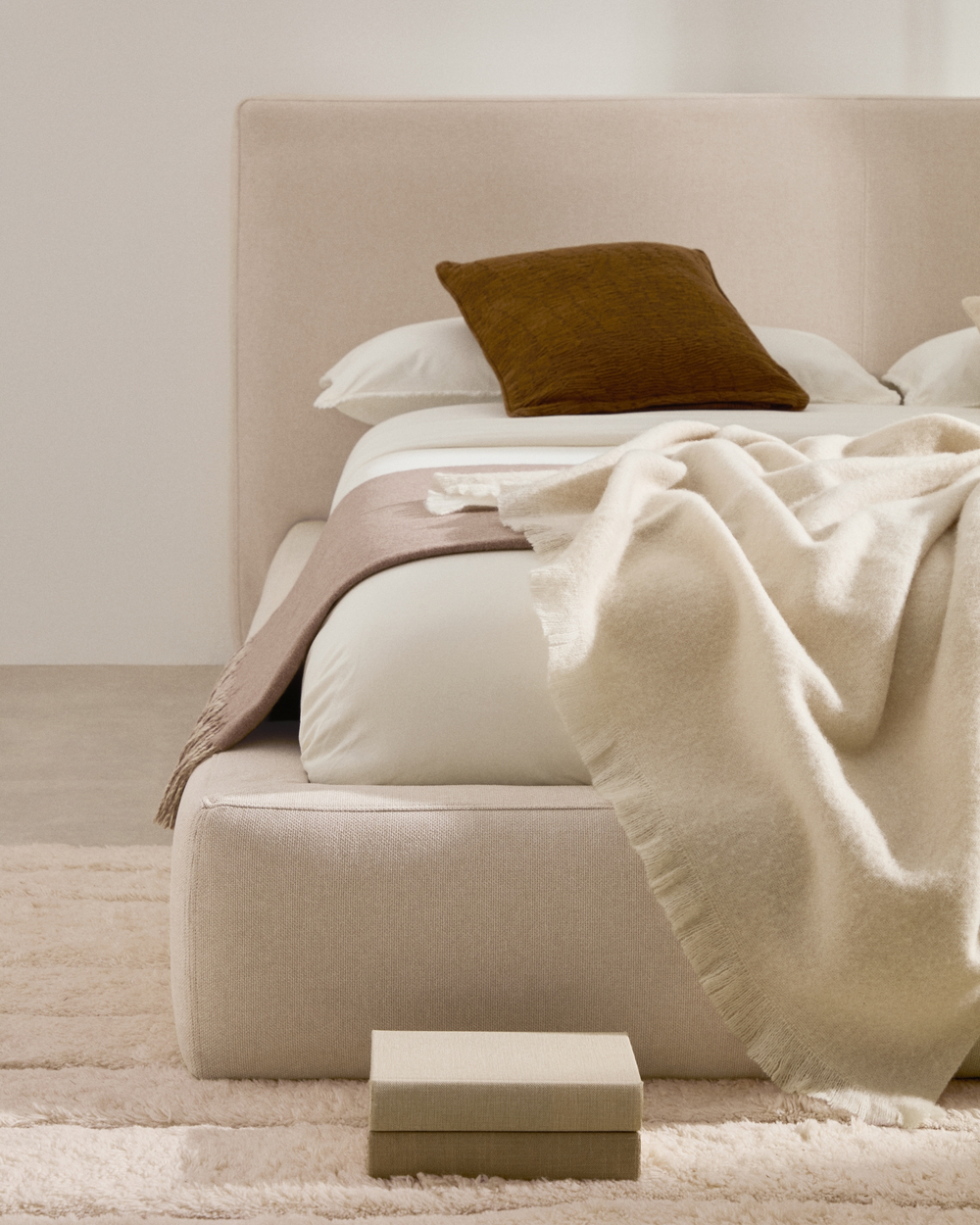 Кровать Blok бежевая со съемными чехлами под матрас 180 х 200 см