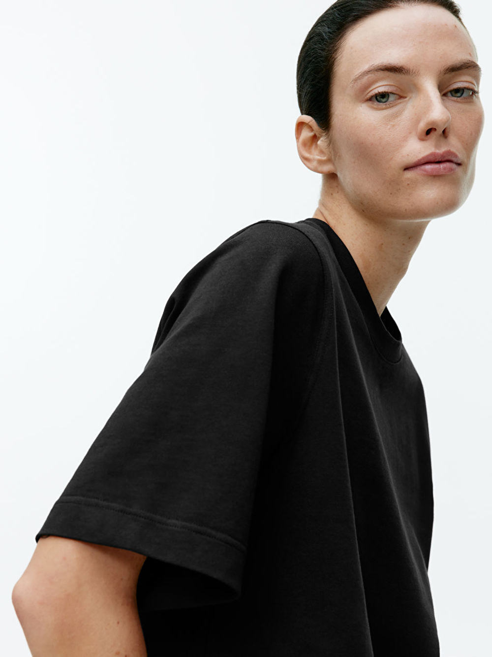 ARKET УКОРОЧЕННАЯ ФУТБОЛКА, ЧЕРНЫЙ