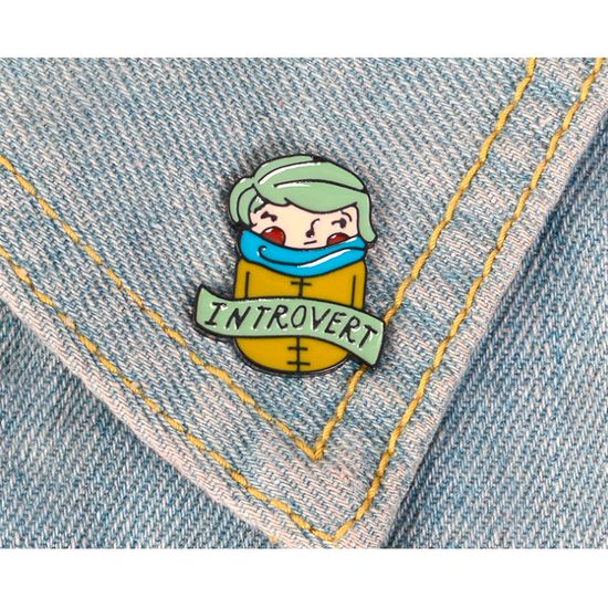 Пин на рюкзак и одежду. Интроверт