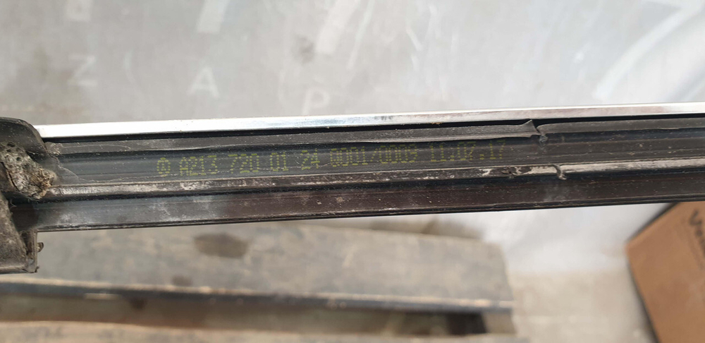 Молдинг двери передней левой Mercedes E (W213) 16-нв Б/У Оригинал A2137200124