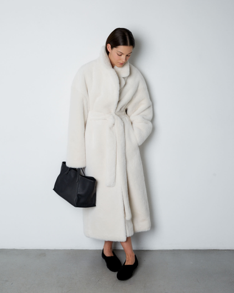 Шуба из искусственного меха норки молочный