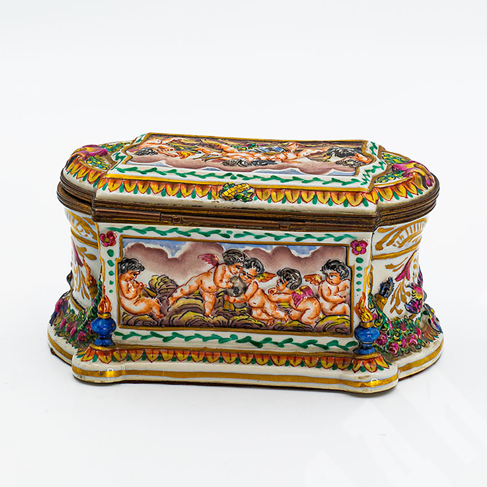 Фарфоровая шкатулка. Путти. Фарфор, ручная роспись. Италия, Каподимонте (Capodimonte), к. XIX в.