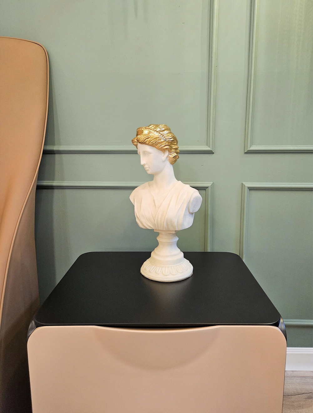 Статуэтка Figurine female