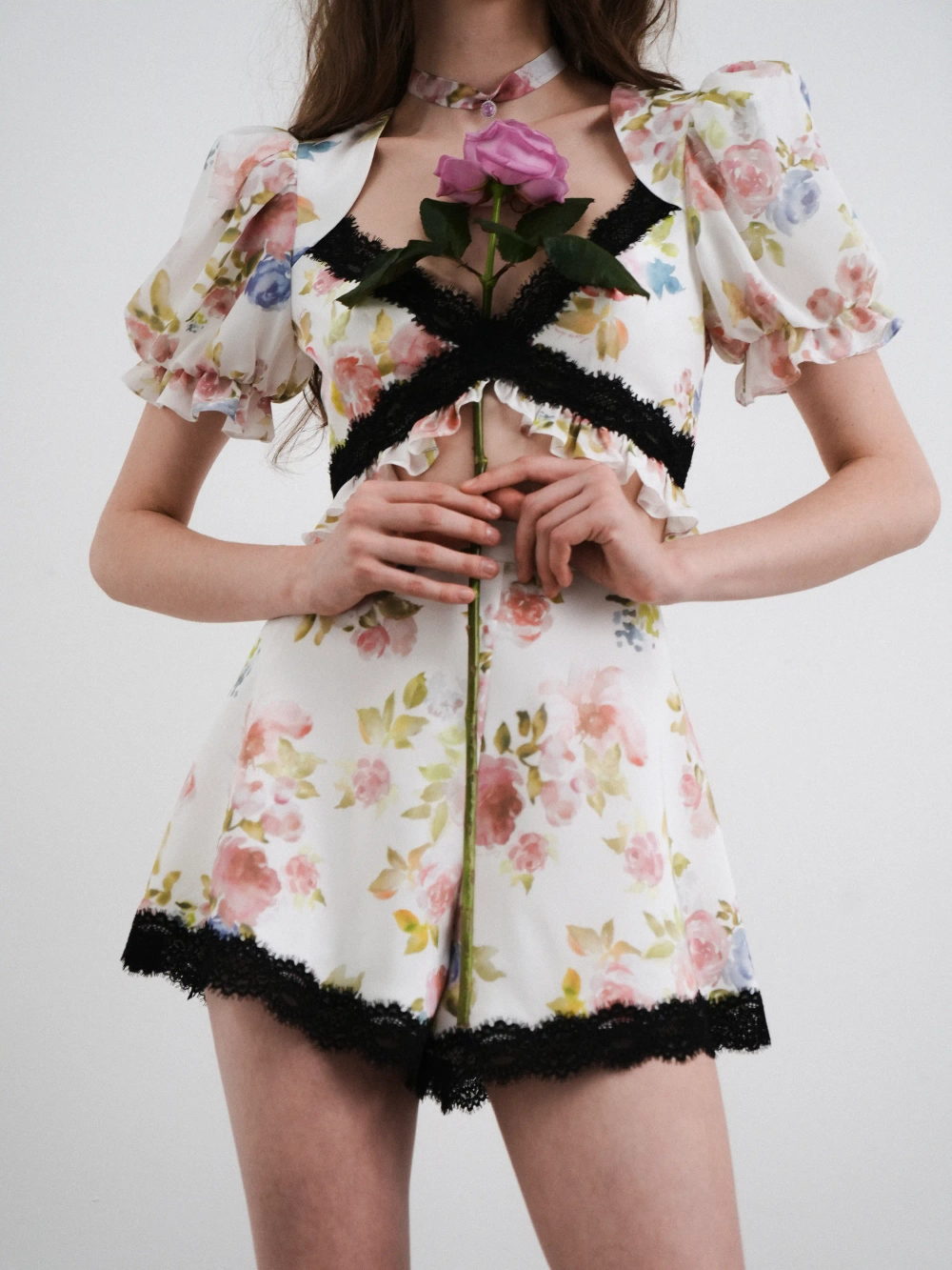 Одри (Audrie), шорты с рюшами из молочного крепдешина с цветочным принтом и отделкой из черного кружева