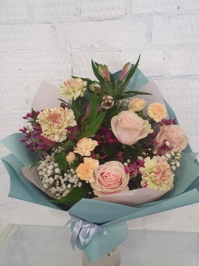 Нежный букет из роз, альстромерии и гвоздики "Баттерфляй" мини