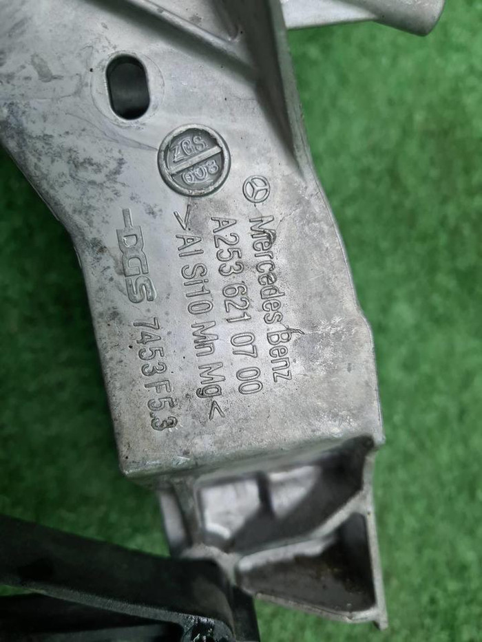 Кронштейн передней панели Mercedes E w213 (16-23)