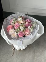 Букет сборный из кустовых пионовидных роз, маттиолы, диантусов и веток прунуса