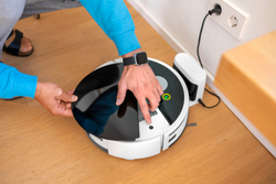 Pобот-пылесос для влажной уборки с роликовой щеткой RVF 7