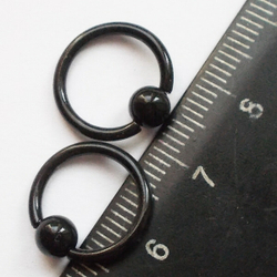 Кольцо сегментное с шариком 5 мм, диаметр 12 мм, толщина 1,6 мм. Сталь 316L, титановое покрытие. 1 шт