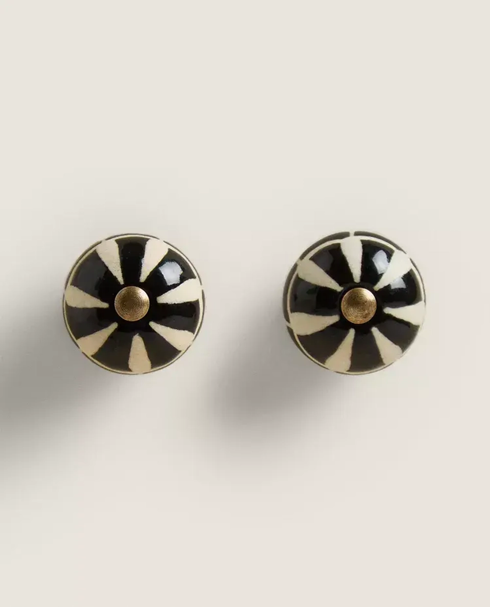 ZARA HOME НАБОР КРУГЛЫХ МЕБЕЛЬНЫХ РУЧЕК ИЗ КЕРАМИКИ В ПОЛОСКУ (2 ШТ.), ЧЕРНЫЙ