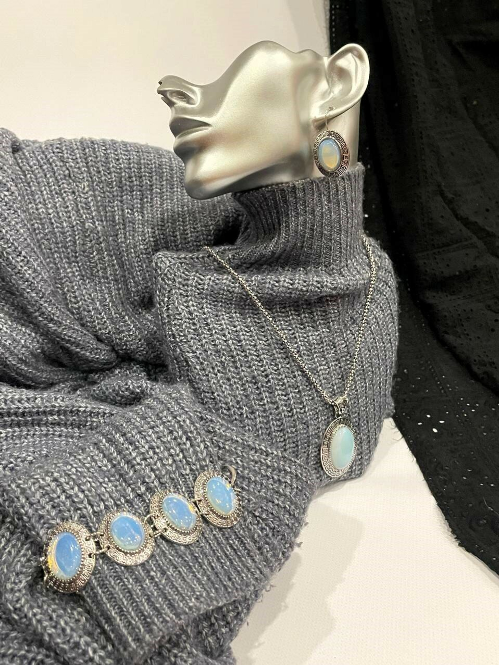 Комплект бижутерии. "Лунный камень" - подвеска, серьги и браслет в форме овала