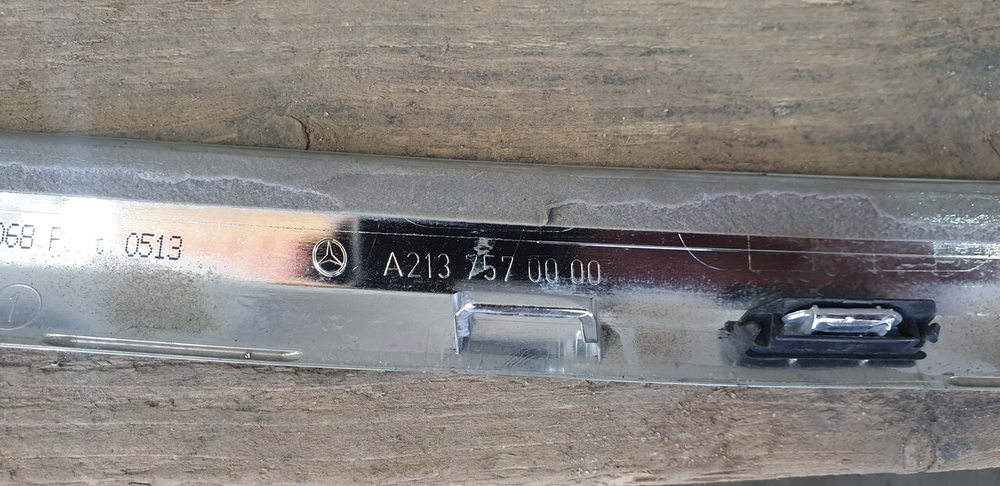 Молдинг крышки багажника Mercedes E-Class (W213) 16-20 Б/У Оригинал a2137570000
