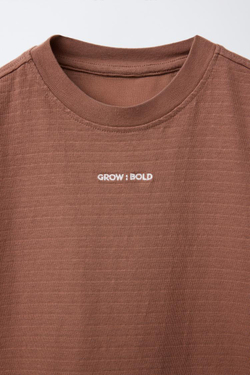 ZARA ФУТБОЛКА ИЗ РЕЛЬЕФНОЙ ТКАНИ С ВЫШИТОЙ НАДПИСЬЮ, МЕДНЫЙ