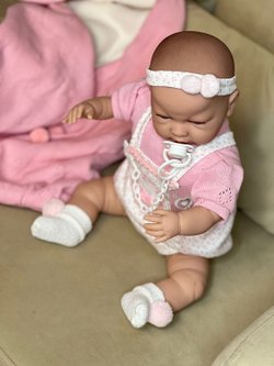 Кукла Berbesa мягконабивная 50см SARA с пледом (5217S)