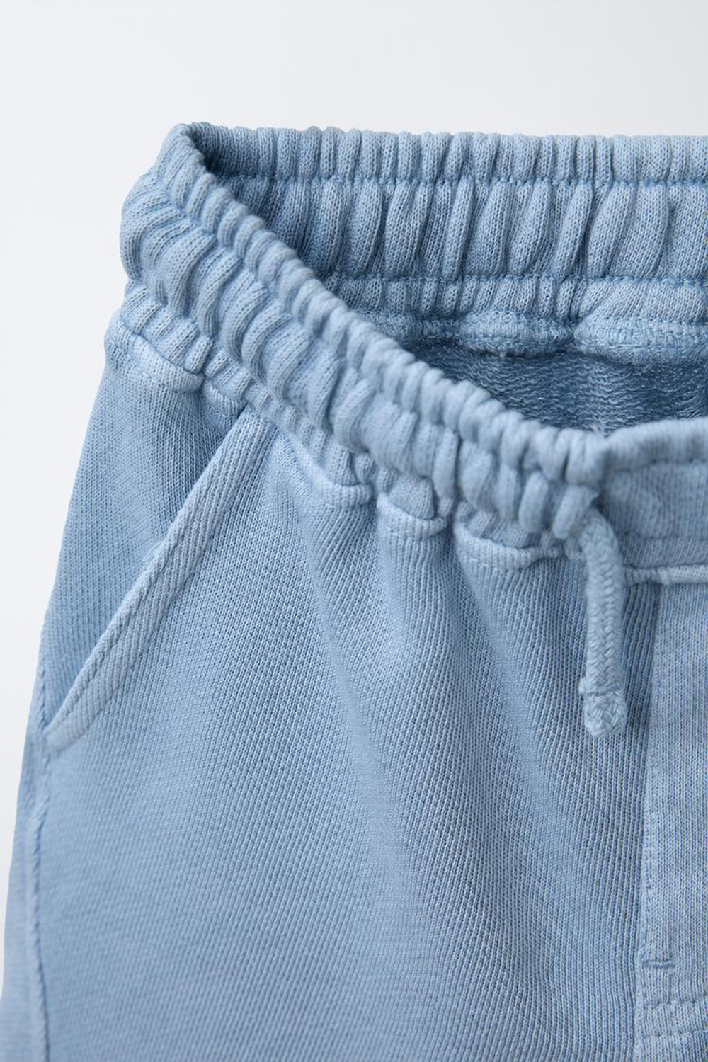 ZARA ШОРТЫ ИЗ МЯГКОЙ ТКАНИ С НАШИВКОЙ, ГОЛУБОЙ