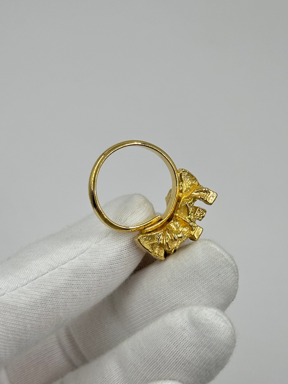 Кольцо с зелёными кристаллами