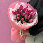 Букет свежих розовых тюльпанов