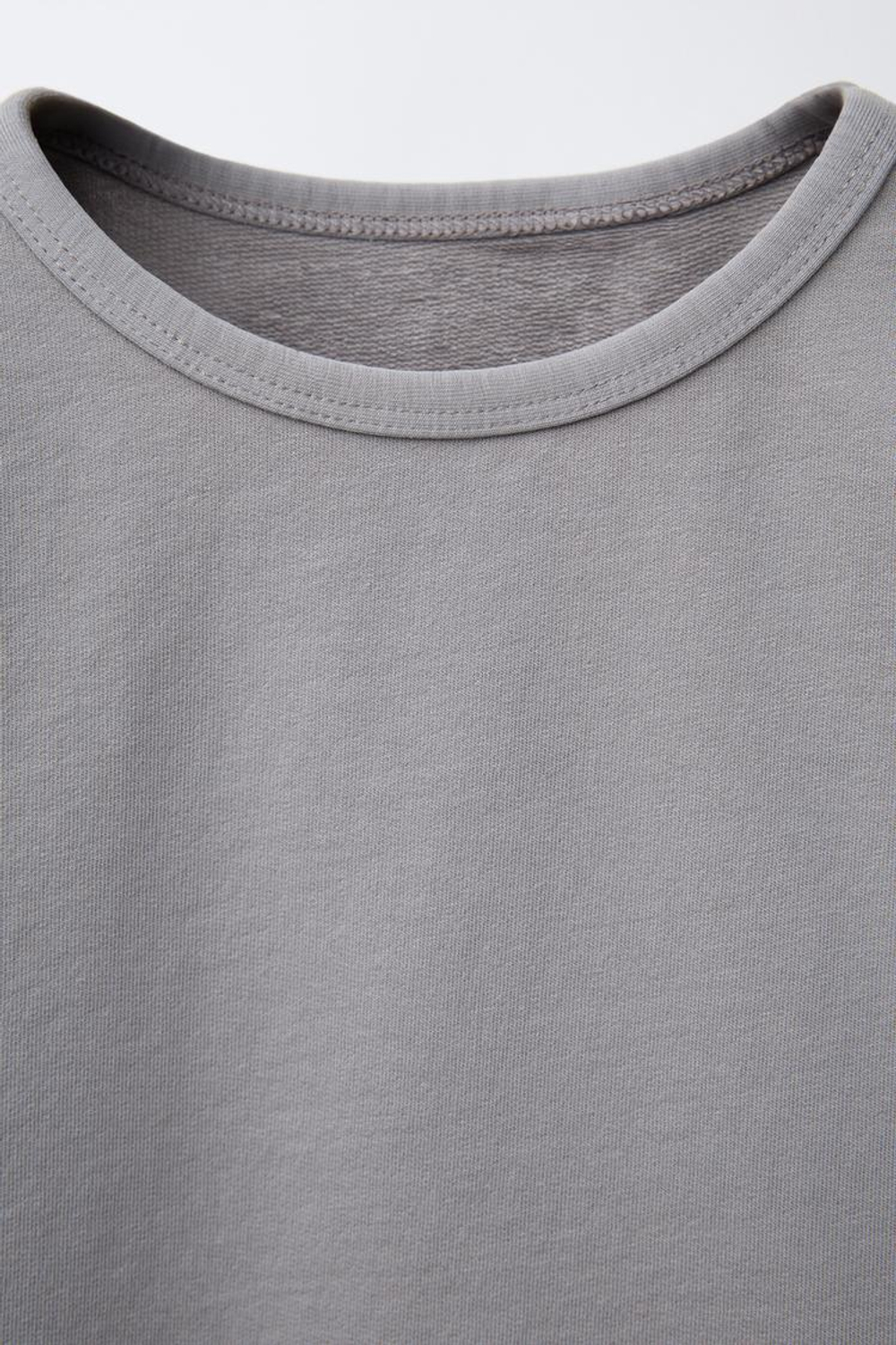 ZARA ОДНОТОННАЯ ФУТБОЛКА С ОКАНТОВКОЙ, СЕРЫЙ