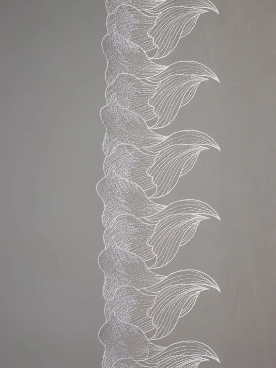 05-176 Вышивка на неэл. сетке 25 см, бежевый 775 /айвори 004/ серебро