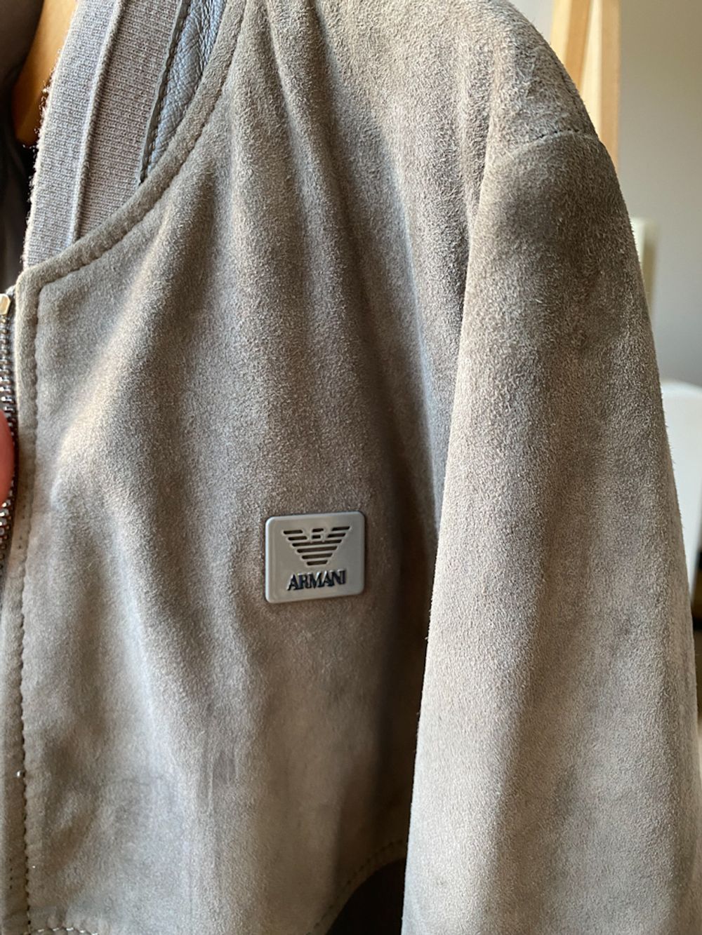 Кожаная куртка Armani, 140