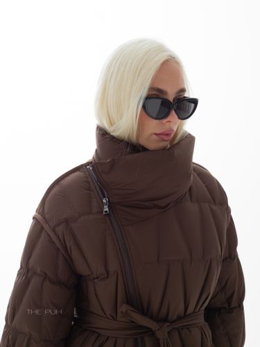 Удлиненный пуховик шоколадного цвета на косой молнии