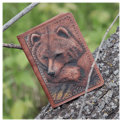 Кожаная обложка на паспорт «Медведь»