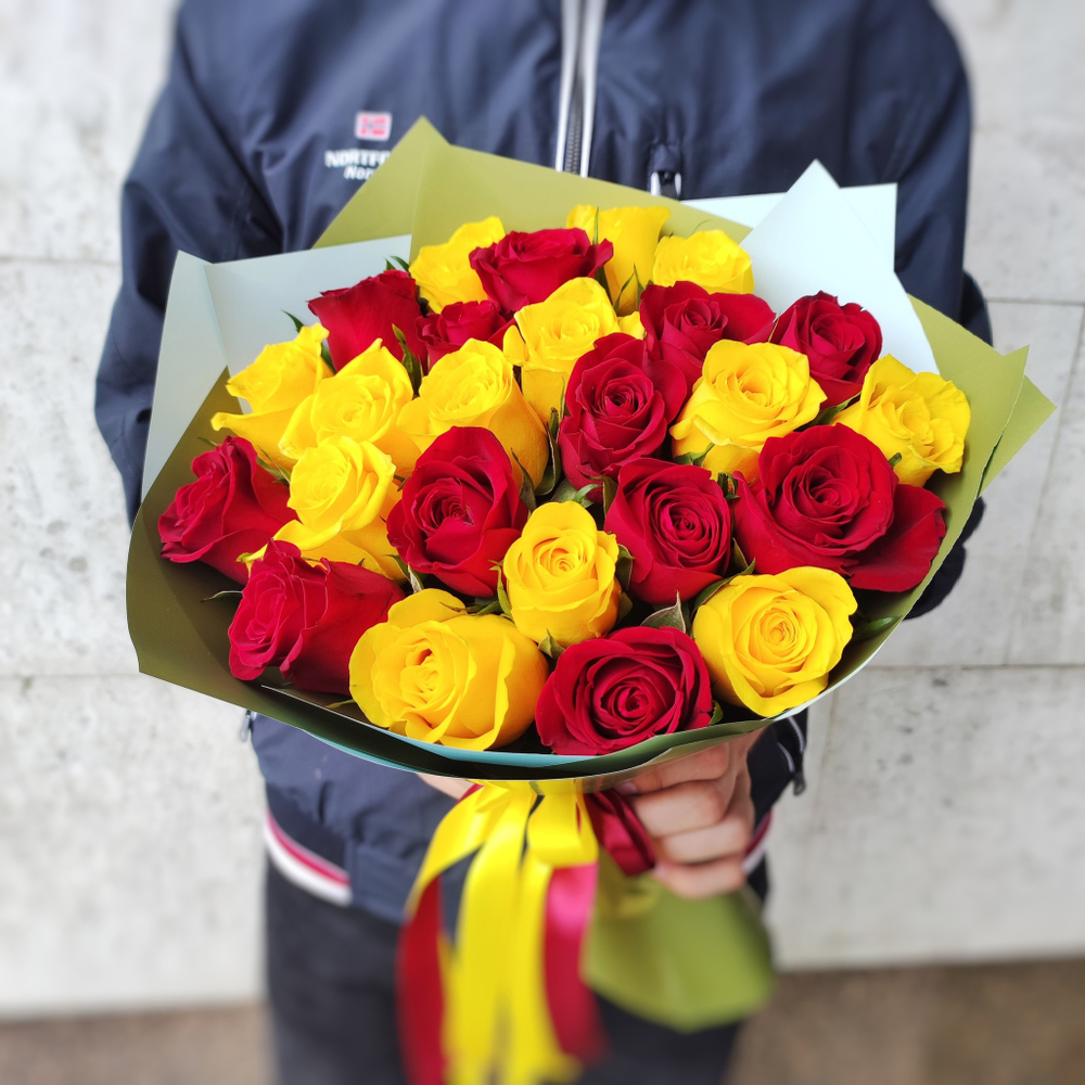 Букет из 25 красных и желтых роз (Кения 40 см)