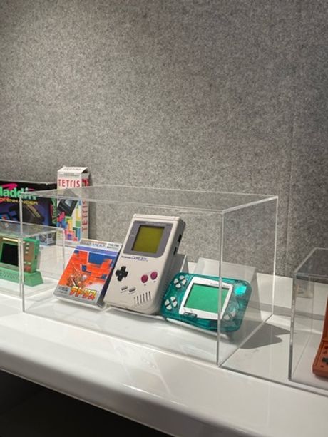 Прозрачные колпаки с белым основанием для Яндекс Музея