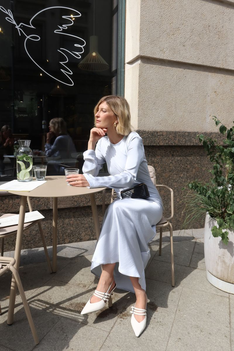 Платье из шелка косого кроя макси голубое