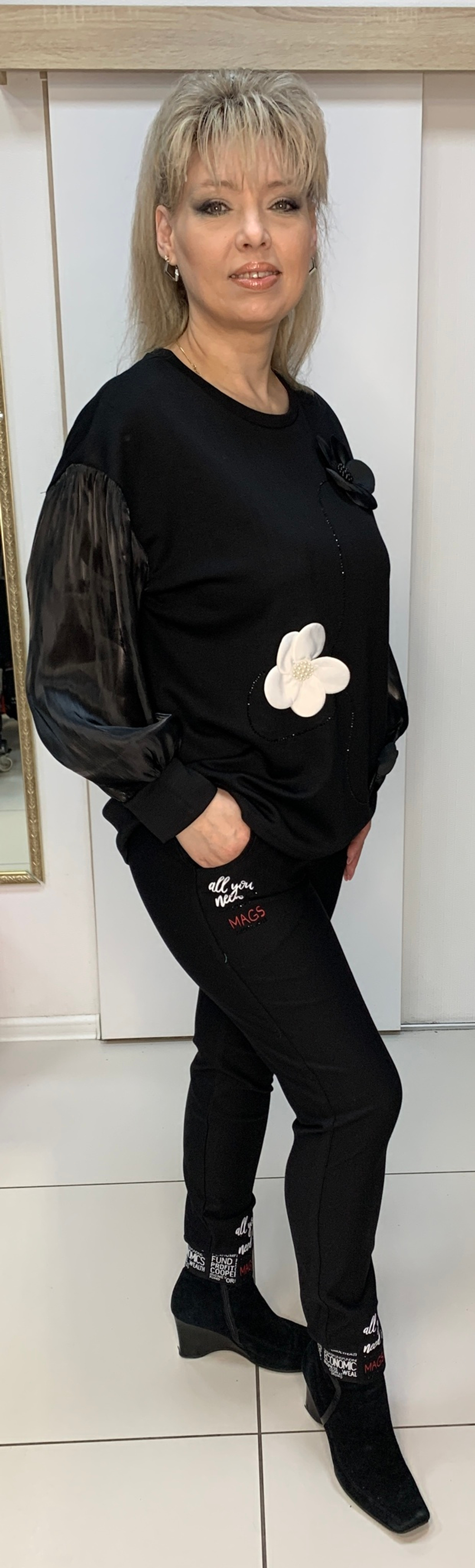 Черные брюки на резинке с бело-красным принтом