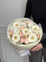 Букет сборный из кустовых пионовидных роз, минигерберы, ромашки и хризантемы