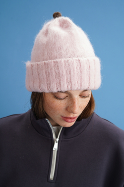 Шапка из мохера на шелке розового цвета