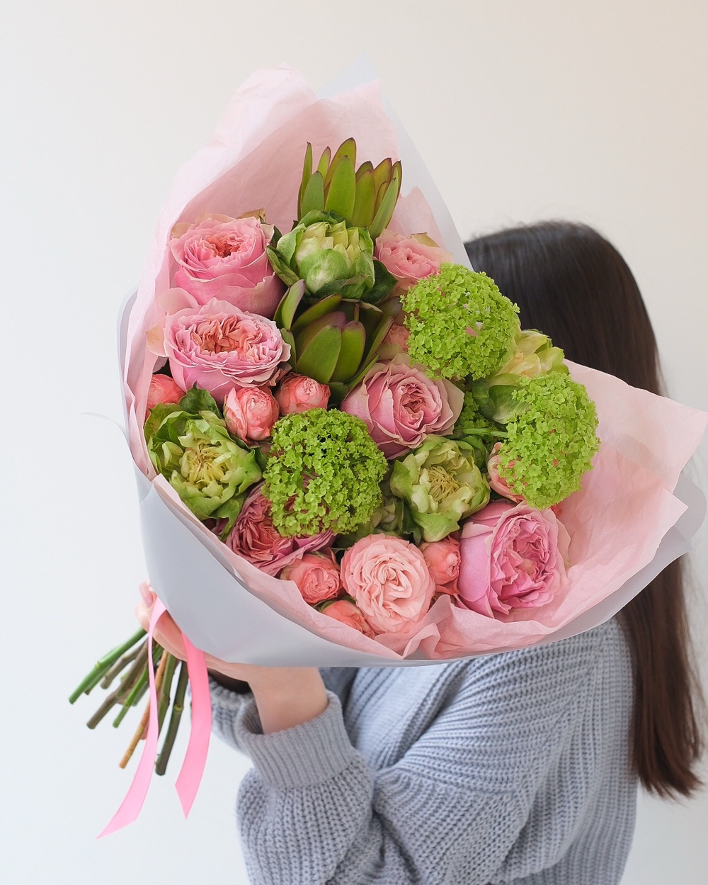 Нежный букет в розово-зеленой гамме с вибурнумом, кустовыми розами и розами Пинк Монстр