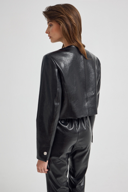 Комплект: укороченный жакет и брюки на резинке из экокожи