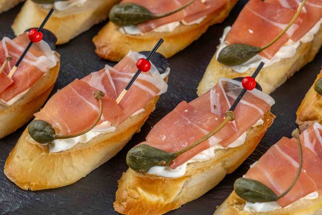 Брускетта с пармской ветчиной, 10 шт.