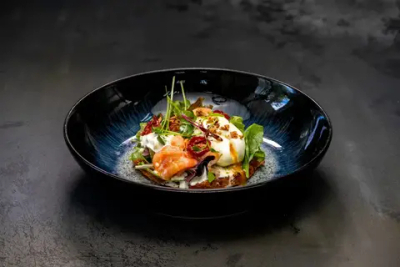 Картофельный драник с семгой, страчателлой и яйцом пашот