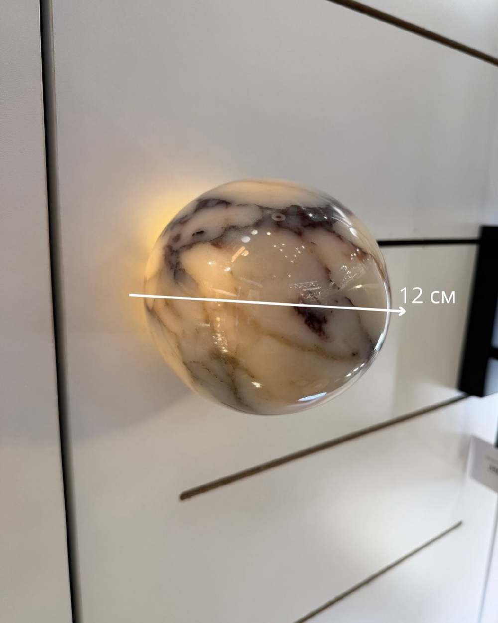 Настенное бра из натурального мрамора, представлено в двух размерах.