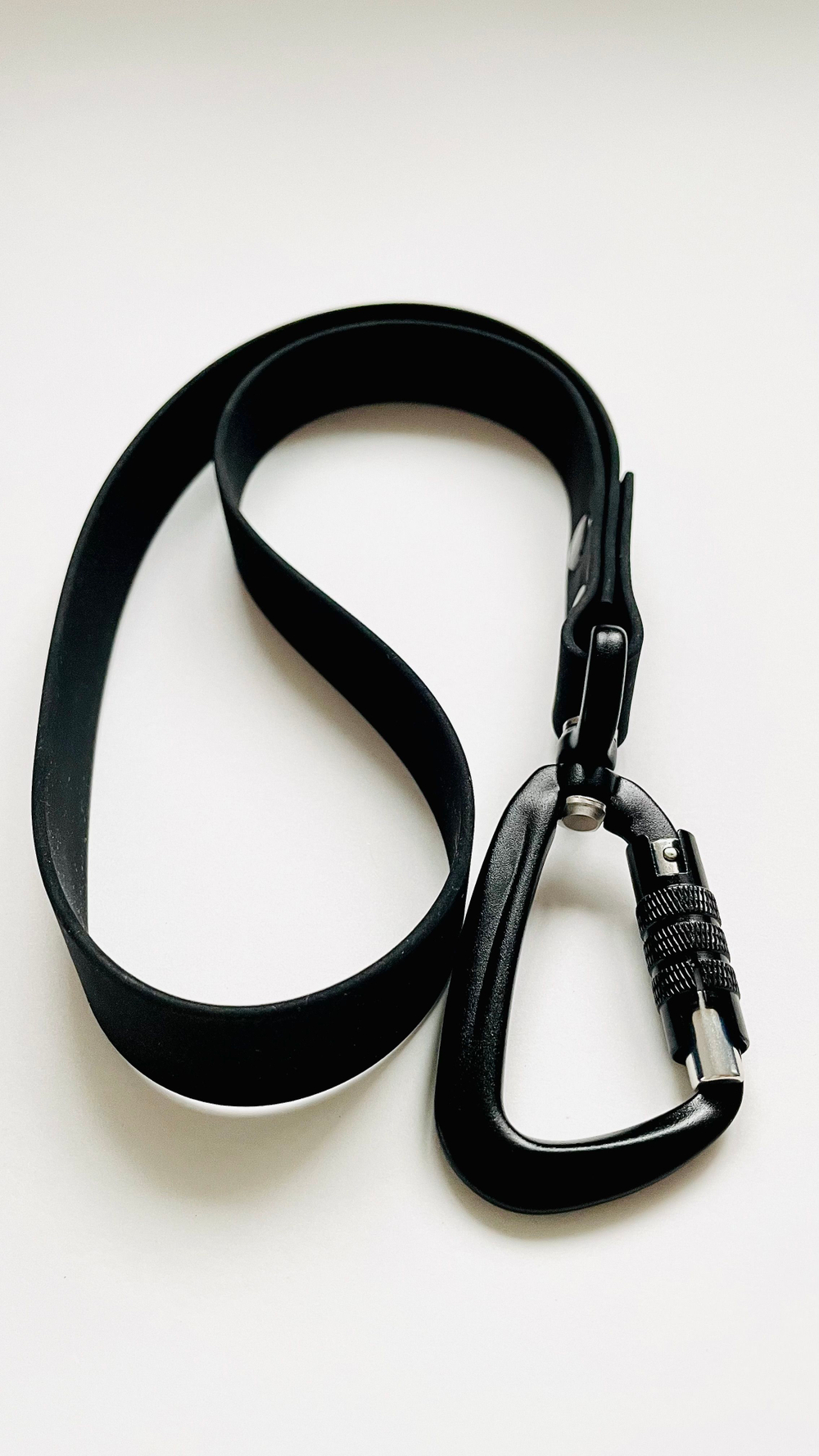 Водилка из биотана , 20 мм , 35 см. Карабин авиационный , черный.