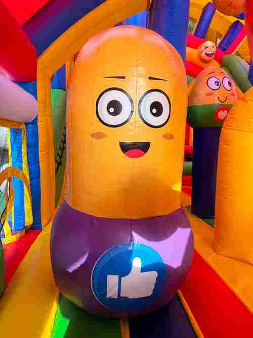 Коммерческий надувной батут «Смайлики» с крышей, размер 12*7,5*7 м