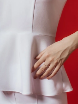 Блузка медицинская с баской белая стрейч