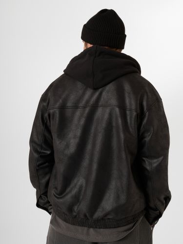 Черная куртка из эко-кожи QWE